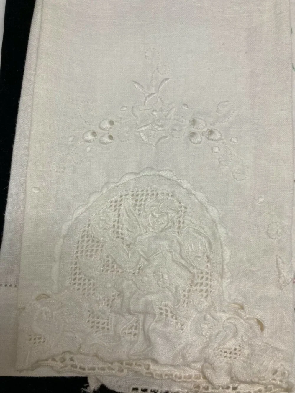 VINTAGE EMBROIDERED AND APPLIQUED NAPKINS - ASSORTED LOT OF 5